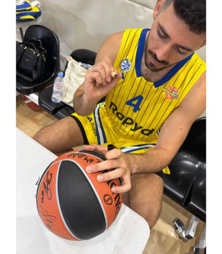 כדור SPALDING TF1000 חתום על ידי שחקני מכבי תל אביב