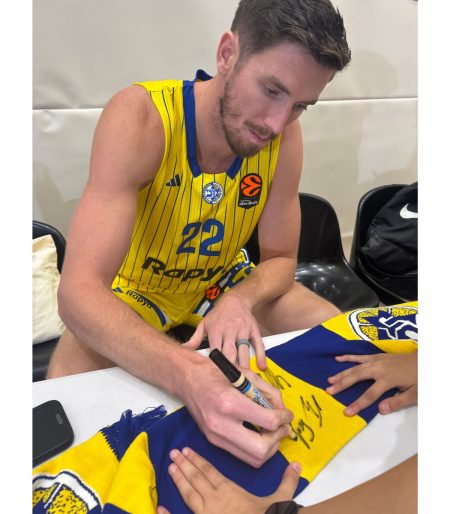 צעיף צמר פסים חתום על ידי שחקני מכבי תל אביב